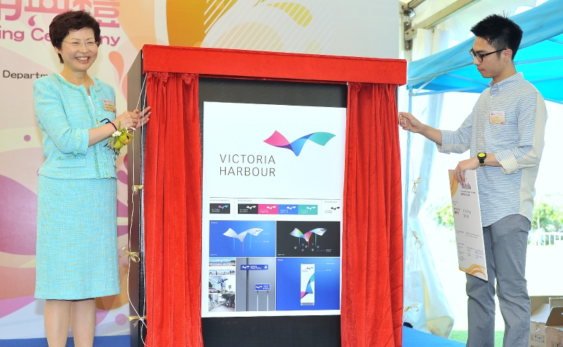 The Secretary for Development, Mrs Carrie Lam, today (July 4) unveils the new Victoria Harbour icon with the designer of the Open Group's winning entry in the "Eye-On Victoria - Call for Victoria Harbour Icon Design" competition.