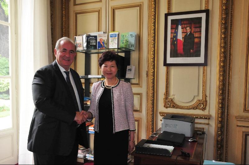 Mrs Lam meets the Minister for the City responsible for the Grand Paris project, Mr Maurice Leroy, to understand this visionary and large-scale urban planning project.