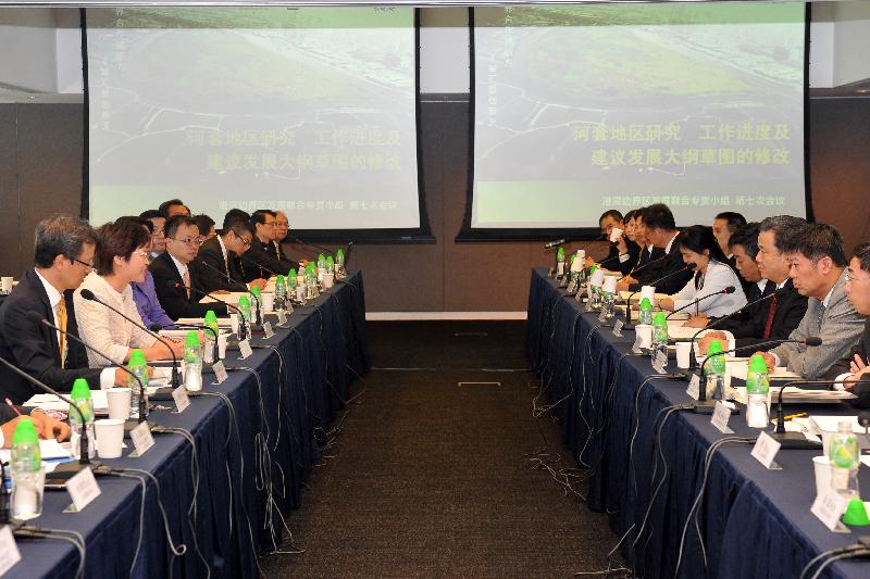 The Secretary for Development, Mrs Carrie Lam (second left), and the Executive Vice Mayor of the Shenzhen Municipal Government, Mr Lu Ruifeng (third right), at the seventh meeting of the Hong Kong-Shenzhen Joint Task Force on Boundary District Development in Hong Kong today (October 31). (Image)