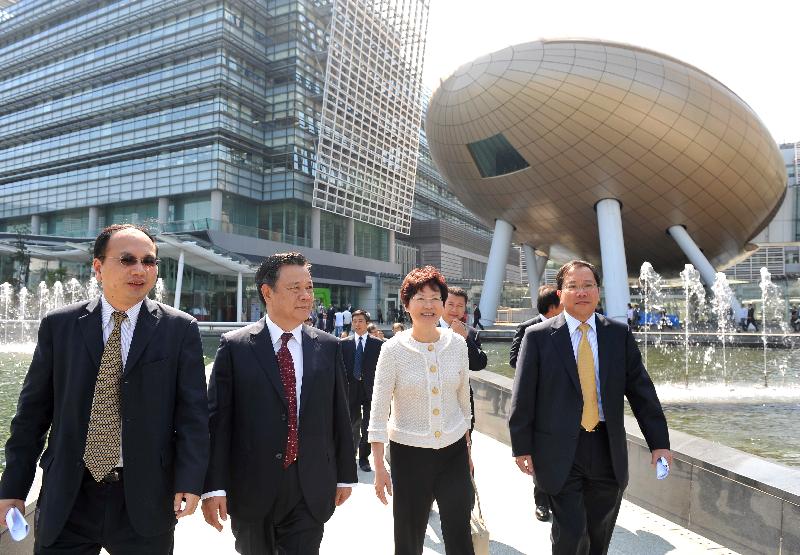 Mrs Lam (second right) and Mr Lu (second left) tour the Hong Kong Science Park after the meeting. (Image)