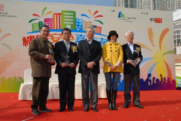 (From left) Chairman of Urban Renewal Authority, Mr Edward Cheng Wai-sun, Director of Buildings, Mr Cheung Hau-wai, Secretary for Housing, Planning and Lands, Mr Michael Suen, Building Management and Maintenance Scheme Ambassador of Hong Kong Housing Society, Miss Myolie Wu and Chairman of Hong Kong Housing Society, Mr Yeung Ka-sing officiate at the opening ceremony.