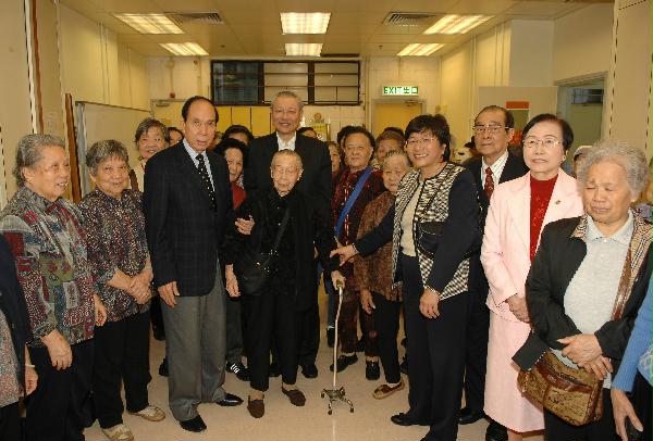 The Secretary for Housing, Planning and Lands, Mr Michael Suen, chats with a 104-year-old woman at the Elderly Centre of Tsim Sha Tsui Kaifong Welfare Association.