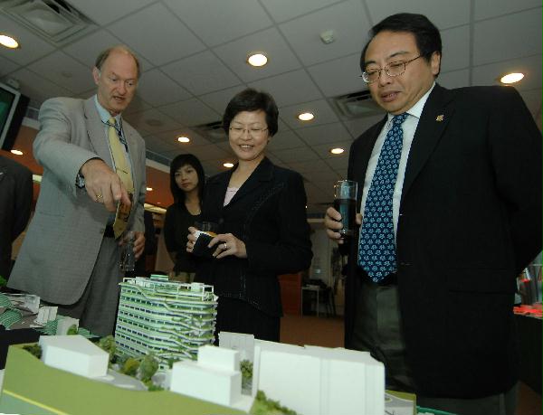 The Vice Chancellor, Professor Tsui Lap-chee (right), and the pro-Vice Chancellor, Professor John Malpas (left), of the University of Hong Kong demonstrate the model of the Human Research Institute to the Secretary for Development, Mrs Carrie Lam (centre), during her visit to the University today (August 6).