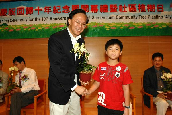 Mr Mak receives a small plant as souvenir from a student.