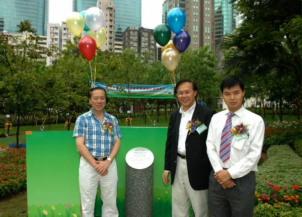 Mr Mak, Legislative Councillor, Mr Raymond Ho, and Chairman of Yau Tsim Mong District Council, Mr Henry Chan, unveil the memorial plaque in the forecourt to mark the opening of the garden.