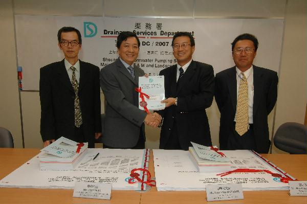 The Assistant Director of Drainage Services, Mr Tsui Wai (second left), today (September 17) signed a contact of about $81 million with a representative from Penta-Ocean Construction Company Limited for improving the drainage system in the northern part of Hong Kong Island, including the construction of the main structure, electrical and mechanical as well as landscaping works for the Sheung Wan Stormwater Pumping Station.