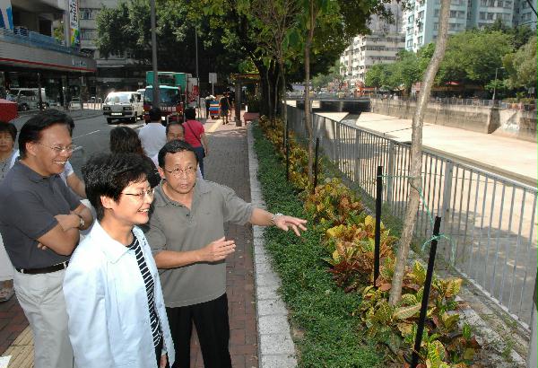 Mrs Lam is being briefed on the greening measures to improve the environment at the Yuen Long Nullahs.