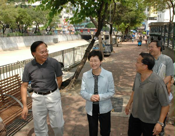 Mrs Lam is being briefed on the plans for environmental improvement at the Yuen Long Nullahs.