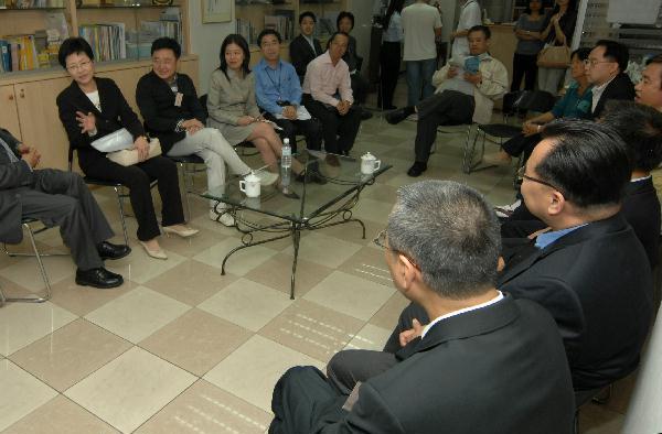 During today's (October 22) visit, the Secretary for Development, Mrs Carrie Lam, briefs district personalities on initiatives under the Chief Executive's 2007-08 Policy Address which are particularly relevant to Sham Shui Po.