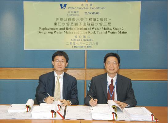 The Assistant Director of Water Supplies, Mr Ng Chi-ho (right) today (December 6) signed a $223 million contract with the contractor, Wo Hing Construction Co Ltd, for the replacement and rehabilitation of aged water mains in Lo Wu, Tai Wo and the Lion Rock Tunnels.
