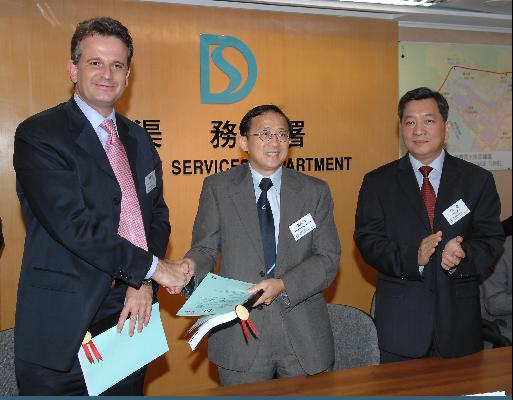 The Drainage Services Department today (December 20) awarded two contracts worth a total of $3.875 billion for building the Hong Kong West drainage tunnel and Tsuen Wan drainage tunnel. Director of Drainage Services, Mr Wong Chee-keung, (centre) is pictured shaking hands with a representative of one of the contractor, Dragages - Nishimatsu Joint Venture , after signing the contract. Looking on is Assistant Director of Drainage Services, Mr Tsui Wai (right).