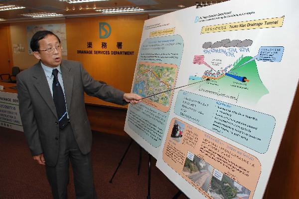Mr Wong explains details of the Tsuen Wan drainage tunnel project.