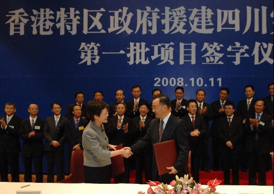 The Secretary for Development, Mrs Carrie Lam (left), signs the Letter of Intent in support of the reconstruction of Provincial Road 303 for the section between Yingxiu and Wolong with the Director of Sichuan Transport Department, Mr Gao Feng,in Chengdu today (October 11).