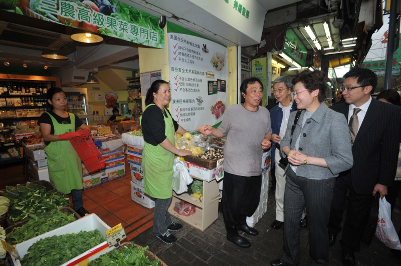 Secretary for Development, Mrs Carrie Lam, joined by the Chairman of the Kowloon City District Council, Mr Wong Kwok-keung (third from right), toured around Kowloon City this (February 13) afternoon.