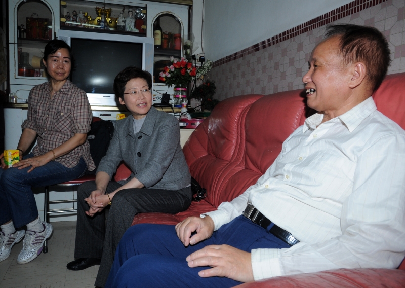 Secretary for Development, Mrs Carrie Lam, visited an owner-occupier at Kam Po Building on Sa Po Road this (February 13) afternoon to learn about the building maintenance works undertaken there.