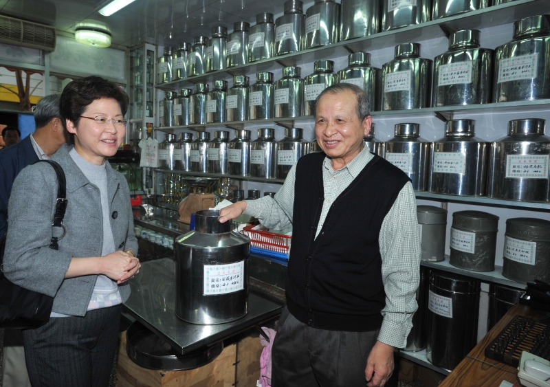 Secretary for Development, Mrs Carrie Lam, visited a tea leaves shop on Hau Wong Road this (February 13) afternoon to understand his business situation.