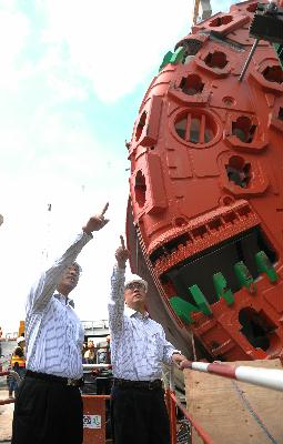 Mr Tsang inspects the operation of the tunnel boring machine at the site of the Hong Kong West Drainage Tunnel which runs from Tai Hang to Cyberport. It is designed to intercept and convey surface run-off in mid-hill for discharge into the sea without passing through the low-lying areas downstream so as to alleviate the flooding problem in northern Hong Kong Island.
