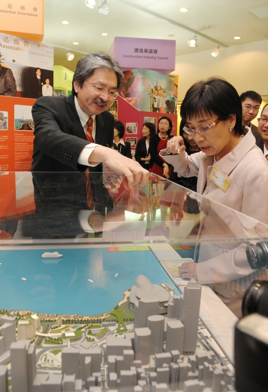 Mr Tsang tours around the expo.