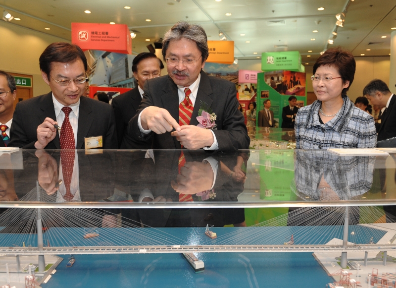 Mr Tsang tours around the expo.