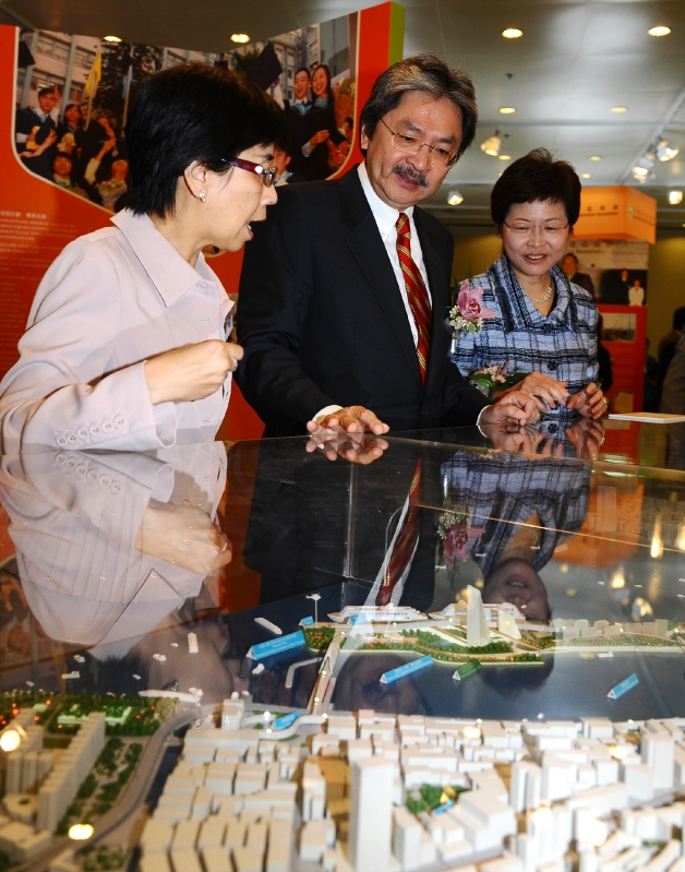 Mr Tsang tours around the expo.