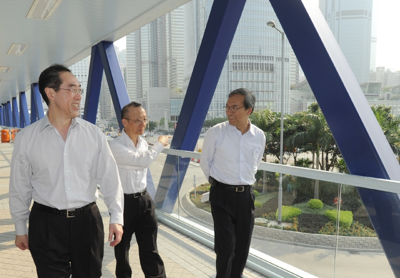 The Chief Secretary for Administration, Mr Henry Tang, visited a number of places to inspect the tree planting and management work by various government departments this afternoon (April 20). Picture shows Mr Tang being briefed on the greening works in Central by the Civil Engineering and Development Department.