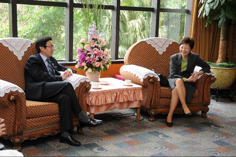 The Executive Vice Mayor of the   Shenzhen Municipal Government, Mr Li Feng, and the Secretary for Development,   Mrs Carrie Lam, convened the third meeting of the Hong Kong-Shenzhen Joint Task   Force on Boundary District Development in Shenzhen today (April 27).
