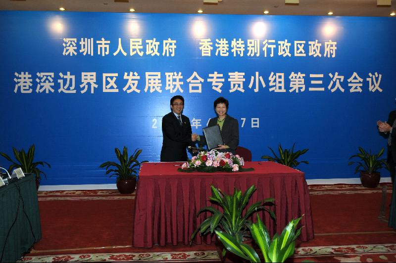 The Executive Vice Mayor of the Shenzhen Municipal Government, Mr Li Feng, and the Secretary for Development, Mrs Carrie Lam, signed the "Letter of Intent on the Use of Cross-boundary Land upon Training of Shenzhen River".