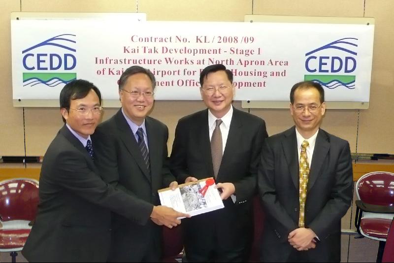 The Project Manager (Kowloon Development Office) of the Civil Engineering and Development Department (CEDD), Mr Kwong Hing-ip (second from left), attended a contract signing ceremony today (July 28) for the stage 1 infrastructure works at the Kai Tak Airport north apron area.