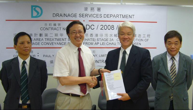 The Assistant Director of Drainage Services, Mr Shiu Wing-yu (second left), attends a contract signing ceremony on Harbour Area Treatment Scheme Stage 2A today (August 12).