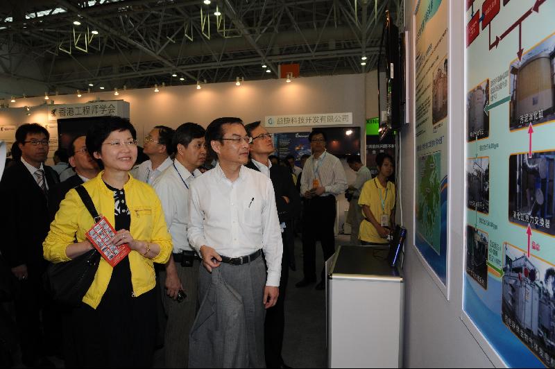 發展局局長林鄭月娥今日（六月十九日）在福州市參觀第四屆「海峽綠色建築與建築節能博覽會」的香港參展項目。
