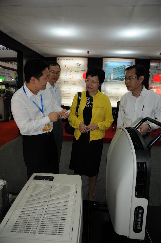 第四屆「海峽綠色建築與建築節能博覽會」其中一個參展單位向發展局局長林鄭月娥和發展局常任秘書長（工務） 韋志成介紹最新的節能科技。