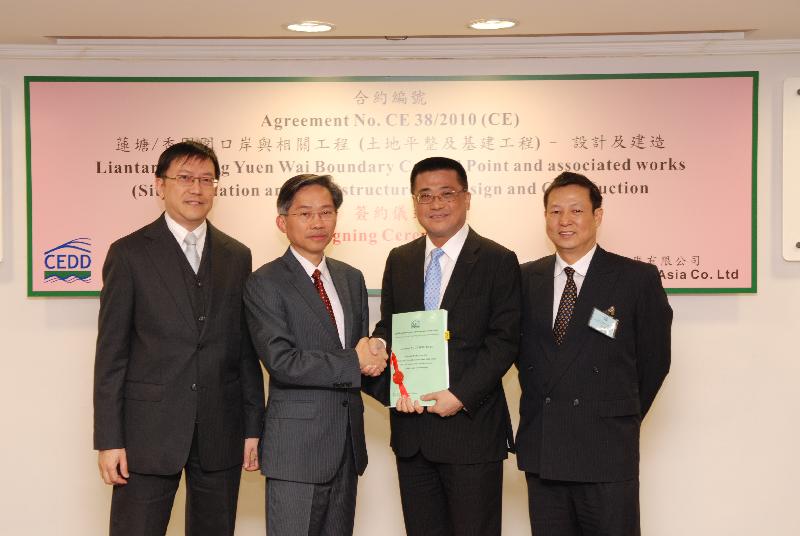 Director of Civil Engineering and Development, Mr Hon Chi-keung (second left), attended a contract signing ceremony today (March 29) on consultancy agreement for Liantang-Heung Yuen Wai Boundary Control Point.