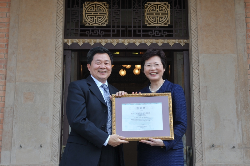 The Secretary for Development, Mrs Carrie Lam (right), presents a certificate of appreciation to Professor Tang Guohua of Guangzhou University's College of Architecture and Urban Planning (left).