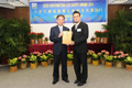 The Director of Civil Engineering and Development, Mr Hon Chi-keung (left), presents a gold award at the third Civil Engineering and Development Department Construction Site Safety Award presentation ceremony today (March 21).