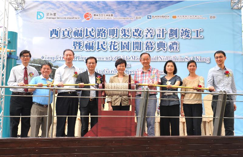 The Secretary for Development, Mrs Carrie Lam (centre); the Permanent Secretary for Development (Works), Mr Wai Chi-sing (fourth left); the Director of Drainage Services, Mr Chan Chi-chiu (third left); the Director of Leisure and Cultural Services, Mrs Betty Fung (third right); and the Chairman of the Sai Kung District Council, Mr Ng Sze-fuk (fourth right) today (June 2) officiated at the ceremony for the completion of improvement works at Fuk Man Road Nullah and the opening of Fuk Man Garden in Sai Kung.
