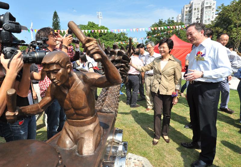 Mrs Lam and Mr Chan visit an eight-metre-long dragon boat sculpture at Fuk Man Garden.