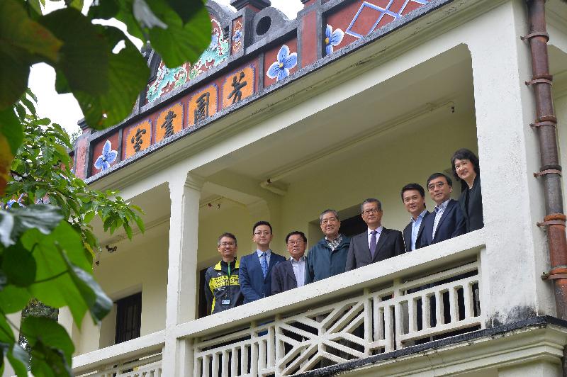 陳茂波（右四）在荃灣區議會主席鐘偉平（左四）、馬灣鄉事委員會主席陳崇業（左三）和荃灣民政事務專員葉錦菁（右一）的陪同下參觀「芳園書室」。