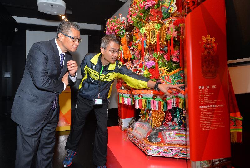 陳茂波（左）參觀「芳園書室」旅遊及教育中心暨馬灣水陸居民博物館，瞭解馬灣漁業的歷史和文化。