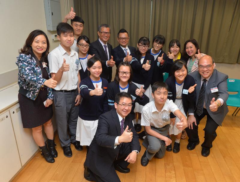 陳茂波（後排右六）與仁濟醫院林百欣中學的師生合照。