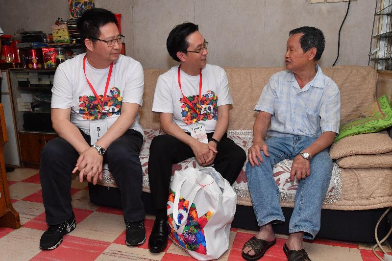 The Secretary for Development, Mr Eric Ma (centre), today (May 22) visits an elderly person living in Lai King Estate to understand his living conditions and needs. Looking on is the Chairman of the Kwai Tsing District Council, Mr Law King-shing (left).