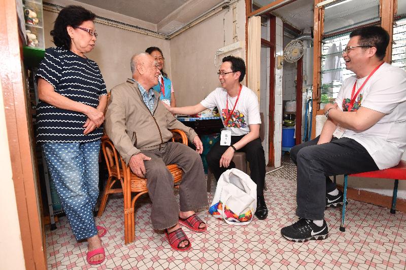 The Secretary for Development, Mr Eric Ma (second right), today (May 22) visits an elderly family living in Lai King Estate to understand their living conditions and needs. Looking on is the Chairman of the Kwai Tsing District Council, Mr Law King-shing (first right).
