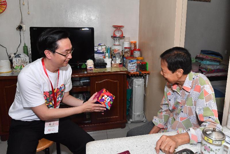 The Secretary for Development, Mr Eric Ma (left), today (May 22) visits an elderly person living in Lai King Estate to understand her living conditions and needs and distributes gift packs.