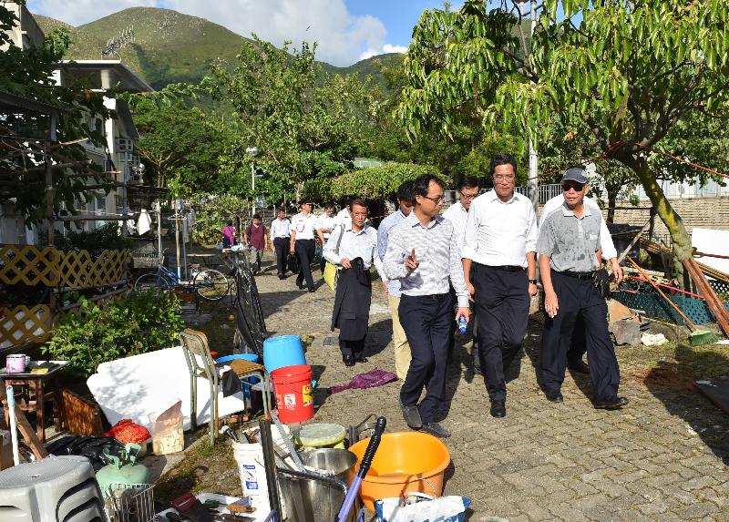 The Secretary for Development, Mr Michael Wong, visited Tai O this afternoon (August 24). Photo shows Mr Wong (front row centre) being briefed by the District Officer (Islands), Mr Anthony Li (front row left), on the condition of Tai O after the flood and follow-up work undertook by various government departments.
