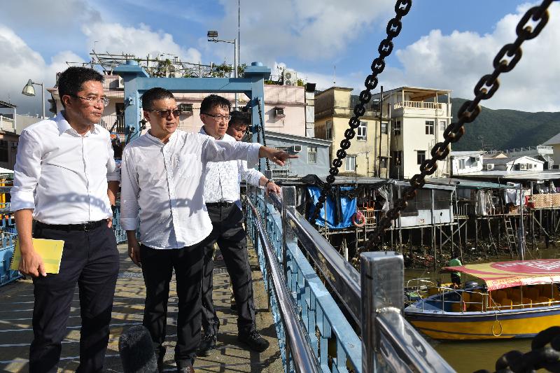 The Secretary for Development, Mr Michael Wong, visited Tai O this afternoon (August 24). Photo shows Mr Wong (left) being briefed by the Vice Chairman of the Islands District Council, Mr Randy Yu (second left), on the condition of Tai O after the flood. Looking on is the Director of Drainage Services, Mr Edwin Tong (third left).