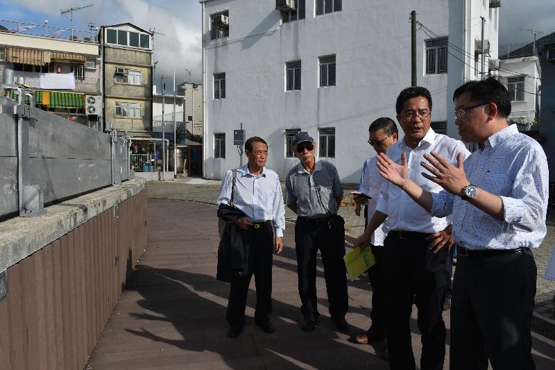 The Secretary for Development, Mr Michael Wong visited Tai O this afternoon (August 24). Photo shows Mr Wong (second right) and the Director of Drainage Services, Mr Edwin Tong (first right), inspecting flood barriers installed in Tai O.