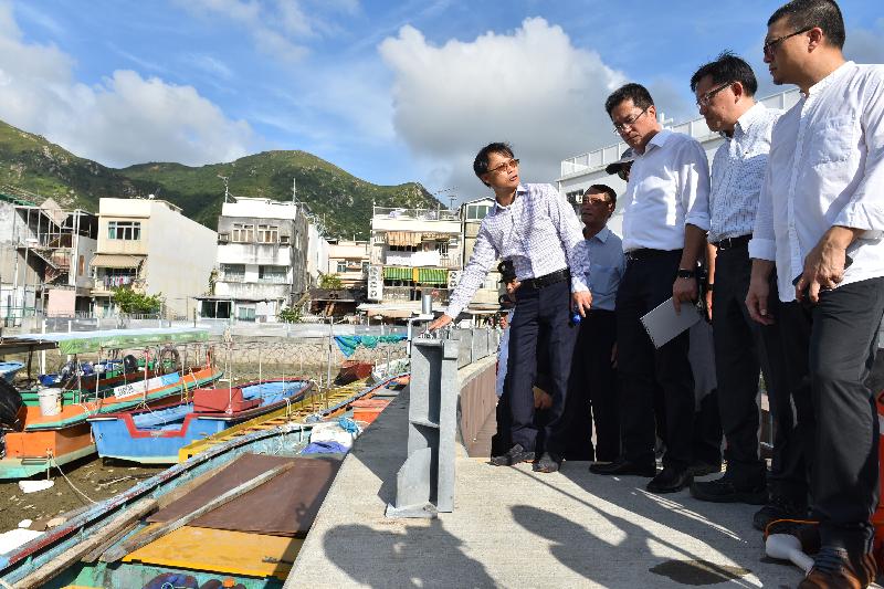 The Secretary for Development, Mr Michael Wong visited Tai O this afternoon (August 24). Photo shows Mr Wong (second right) and the Director of Drainage Services, Mr Edwin Tong (first right), inspecting flood barriers installed in Tai O.