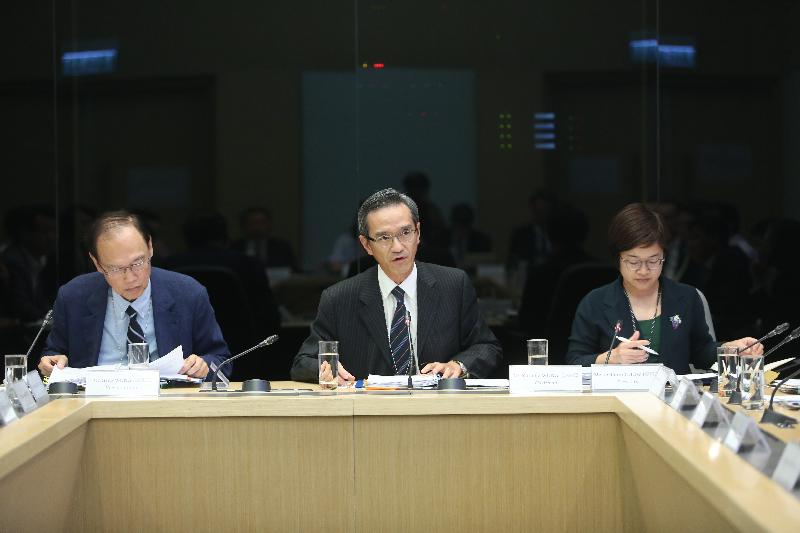 The Chairman and Vice-chairman of the Task Force on Land Supply, Mr Stanley Wong (centre) and Dr Greg Wong (left), preside over the first meeting of the Task Force on Land Supply today (September 6).