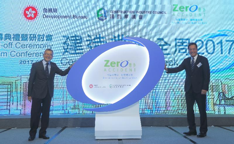 發展局局長黃偉綸今日（九月十六日）在「反轉天橋底二、三號場」開幕儀式暨「城市藝裳公共藝術比賽－飛躍天橋底」頒獎典禮上致辭。