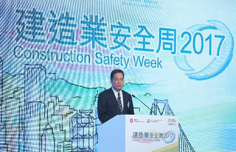 The Secretary for Development, Mr Michael Wong, addresses the launch ceremony of Construction Safety Week 2017 today (September 21).