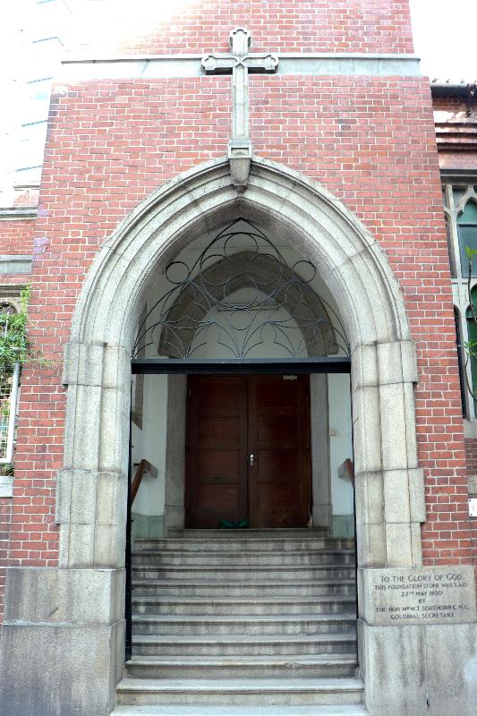 The Government today (October 13) announced that the Antiquities Authority (i.e. the Secretary for Development) has declared Tung Lin Kok Yuen in Happy Valley, Kowloon Union Church in Yau Ma Tei and the Yeung Hau Temple in Tai O as monuments under the Antiquities and Monuments Ordinance. Photo shows the pointed arch doorway at the main entrance of Kowloon Union Church with a carved granite cross and the foundation stone.